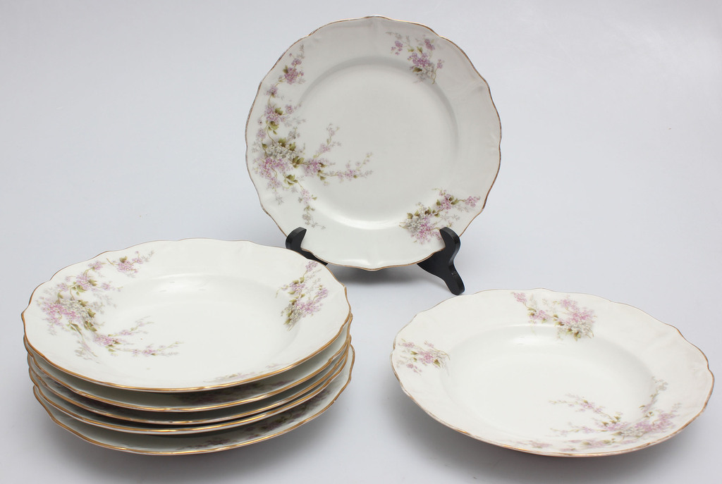 Set of 7 porcelain plates. 