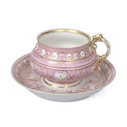 Фарфоровая чашка с блюдцем розового цвета