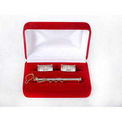 Set with the pair of cufflinks, tie pin