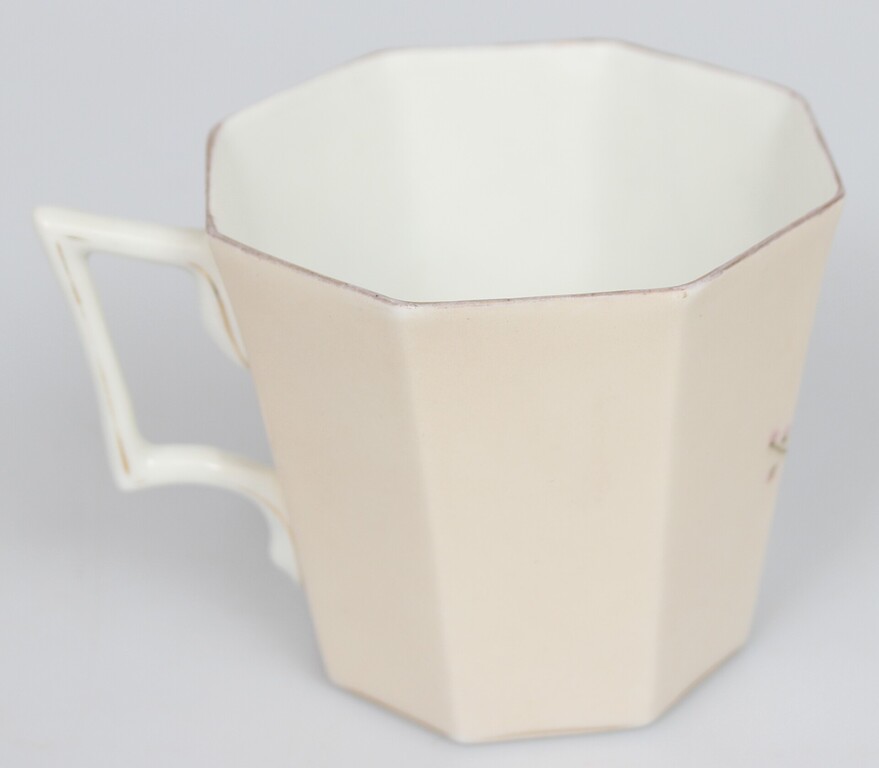 Фарфоровая чашка в стиле модерн редкой формы