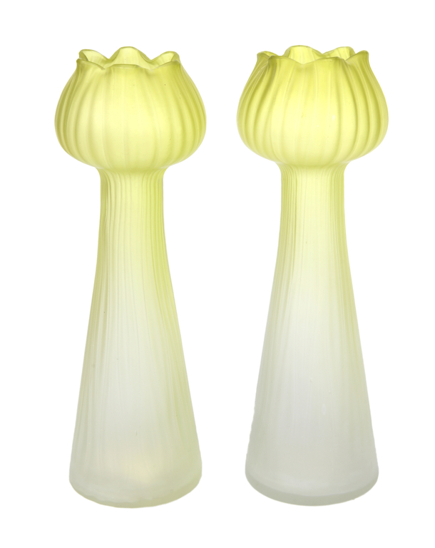 Две зеленые стеклянные вазы в стиле модерн