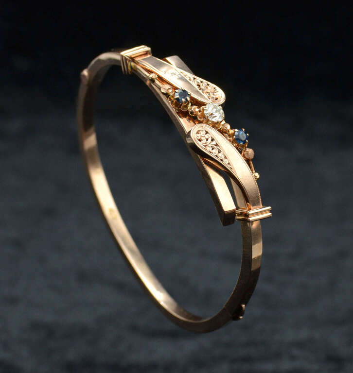 Gold bracelet with diamonds and sapphires
