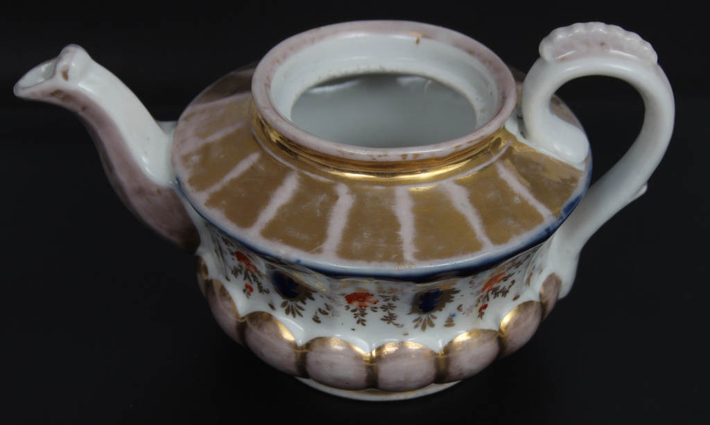 Porcelain kettle with lid