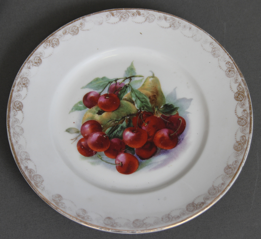 Набор фарфоровых тарелок с фруктовым мотивом (15 шт.)