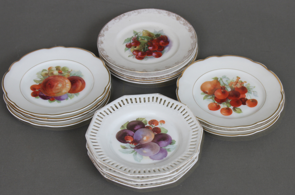 Set of porcelain plates with a fruit motif (15 pcs.)