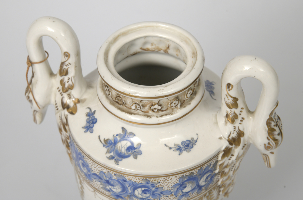 Porcelain vase/urn with lid