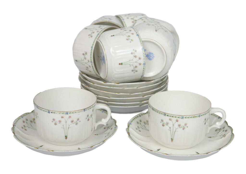 Porcelain cups with saucers (for 8 people)