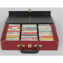 Soma audiokasetēm (kopā ar 30 kasetēm)