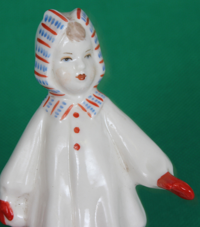 Porcelāna figūriņa ''Meitene ar sniedziņu''