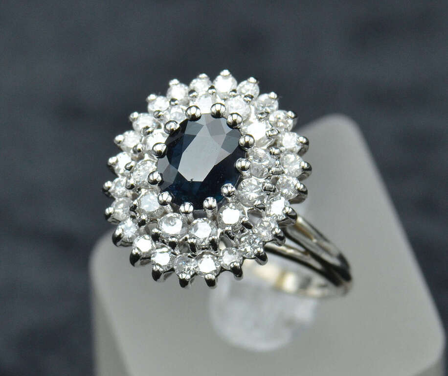 White gold ring with sapphire and diamonds 