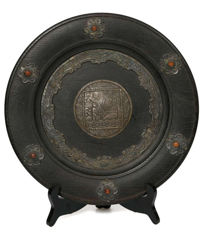 Декоративная тарелка из дуба с серебряной отделкой.