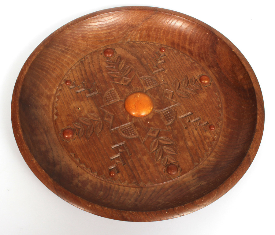 Decorative wooden wall plate with amber