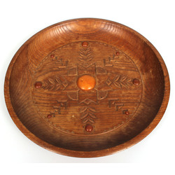 Decorative wooden wall plate with amber