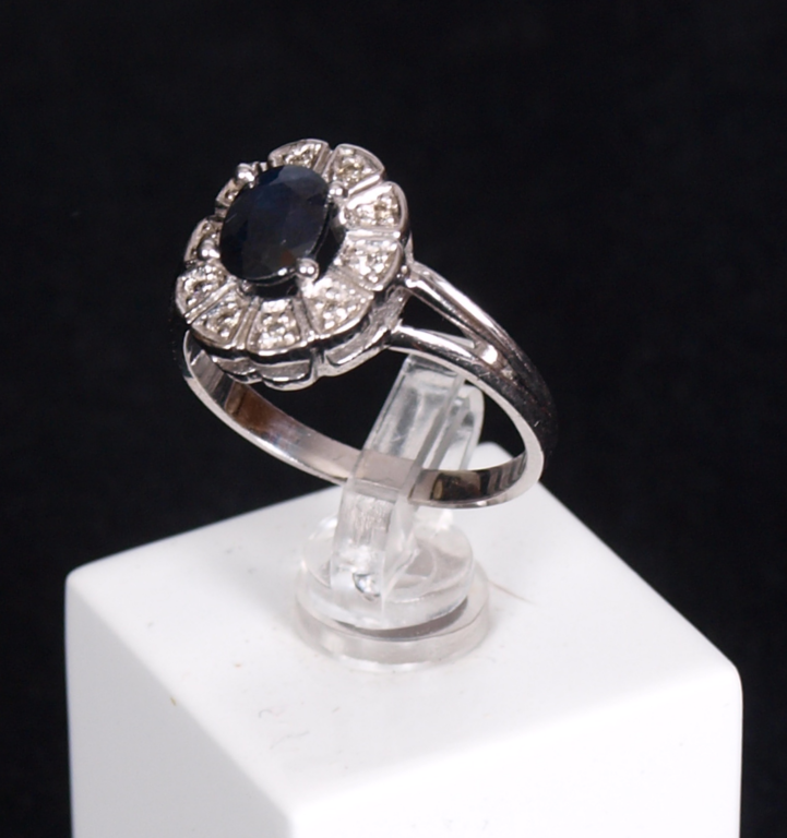 Golden ring with diamonds, brilliant and sapphires