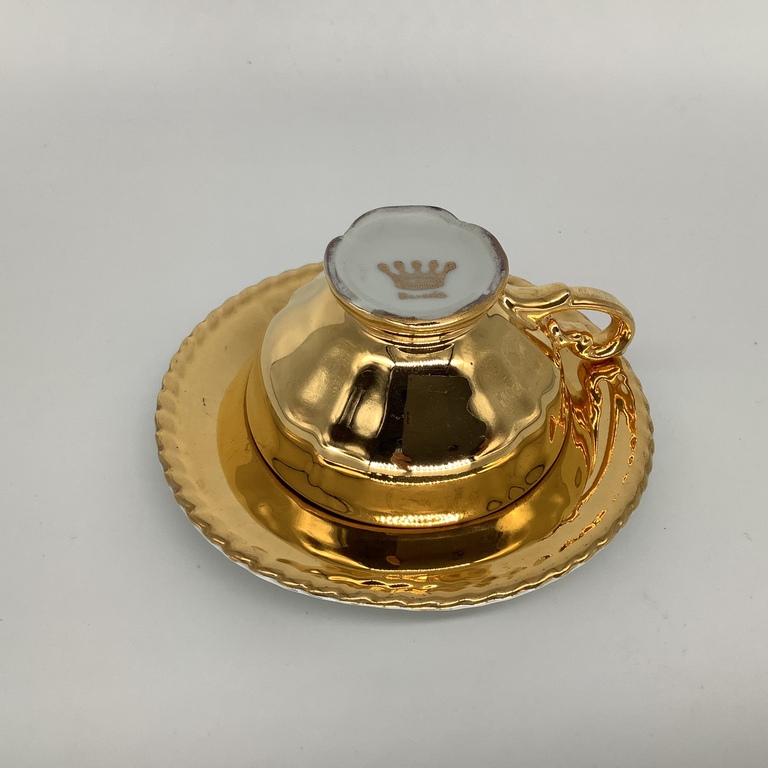 Gold coffee cup with saucer. Ideal beauty. Covered with gold. Germany. Last century.