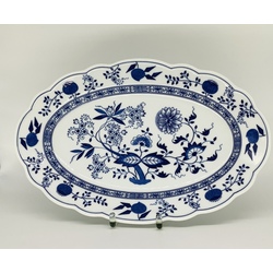 Huge hot dish.Hünterreuther.Classic onion pattern.Hand-painted with cobalt.Excellent preservation