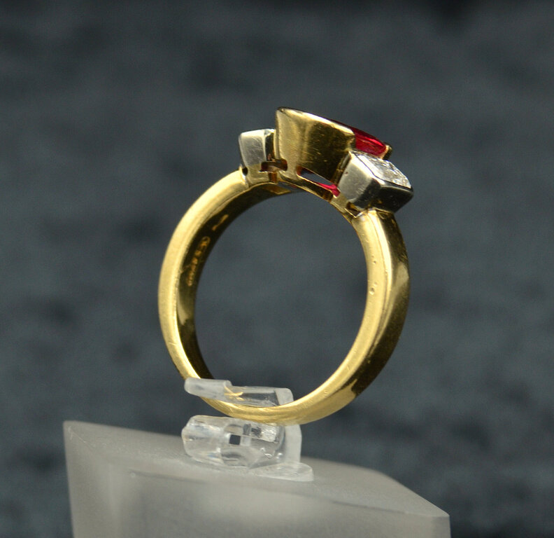 Dzeltenā zelta gredzens ar naturālu rubīnu un diviem naturāliem dimantiem
