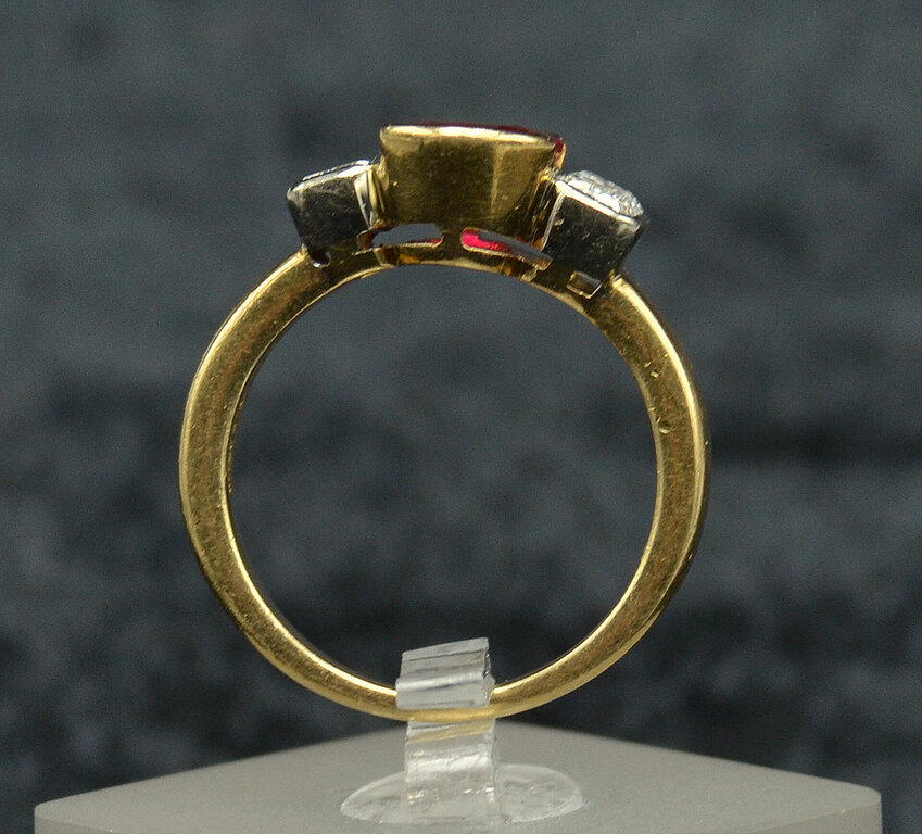 Кольцо из золота с натуральным рубином и двумя натуральными бриллиантами