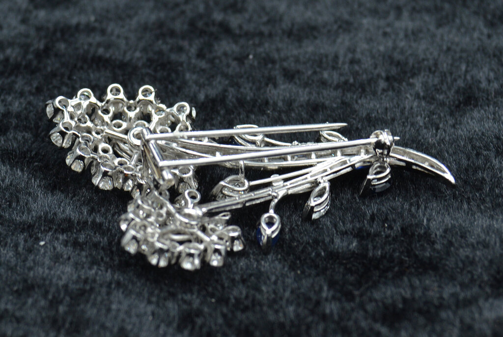 Platinum brooch with 71 natural diamonds and 5 natural sapphires