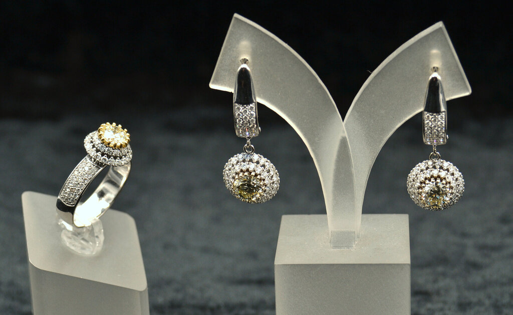 White gold ring and diamond earrings