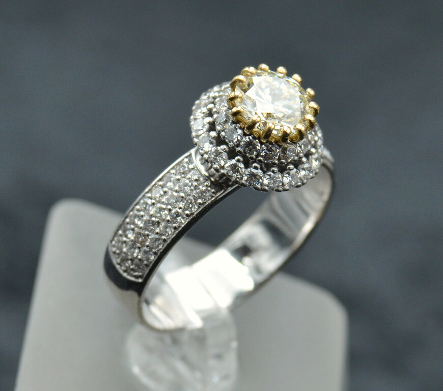 Кольцо из белого золота и серьги с бриллиантами