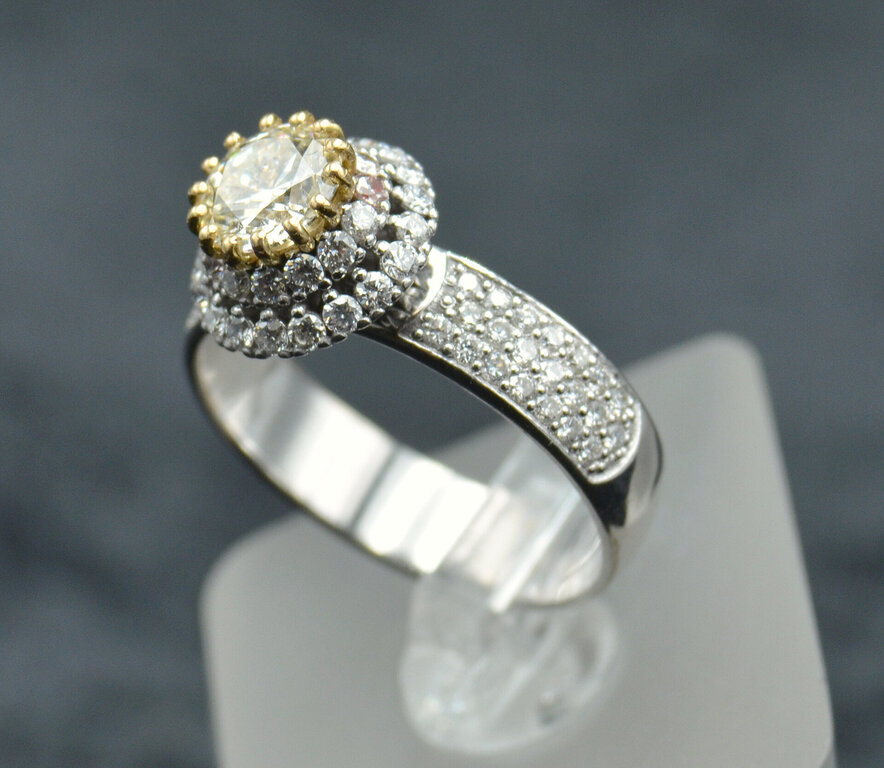 Кольцо из белого золота и серьги с бриллиантами