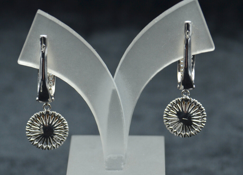 White gold ring and diamond earrings