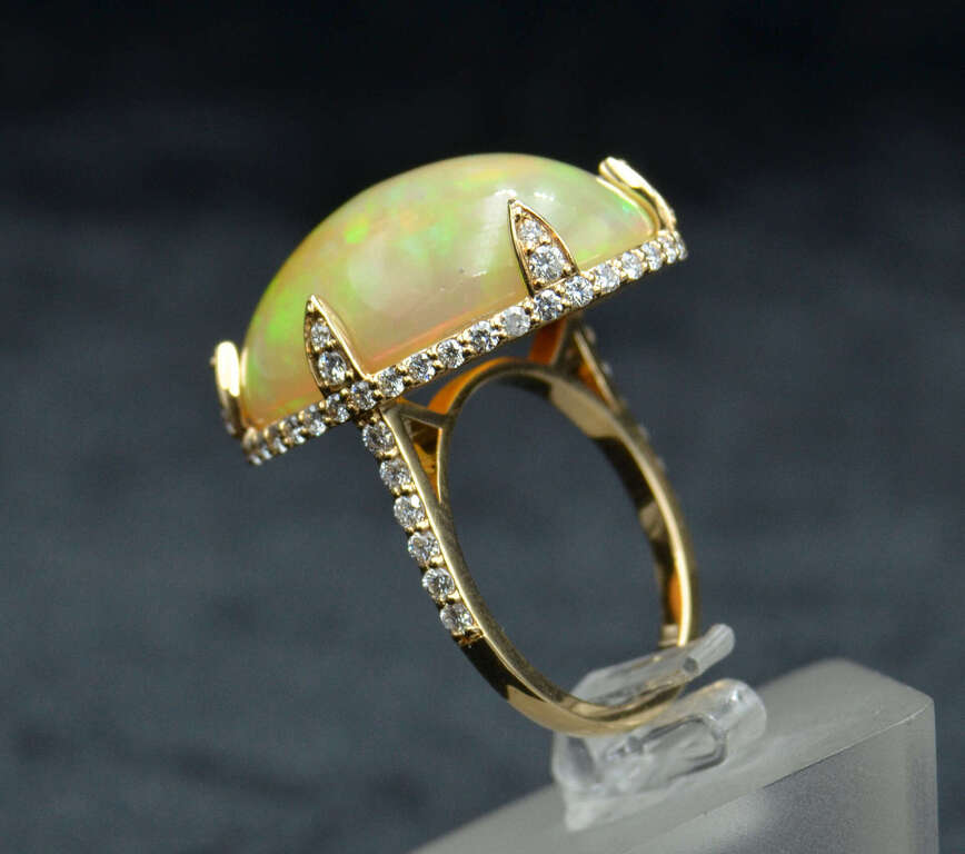 Zelta gredzens ar briljantiem un opālu