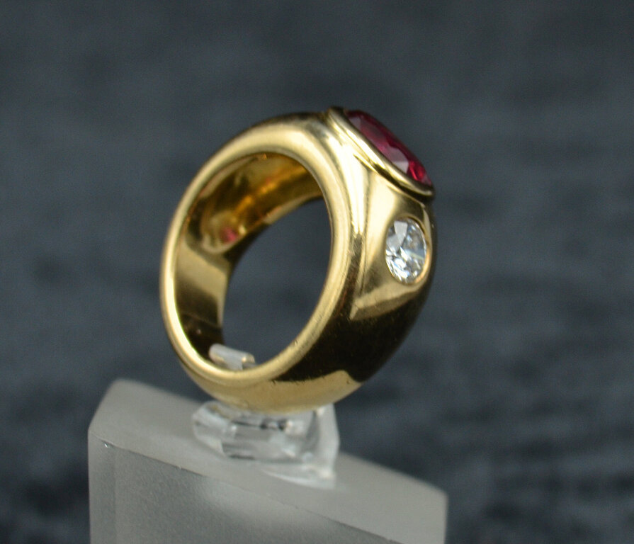 Dzeltenā zelta gredzens ar briljantiem un rubīns