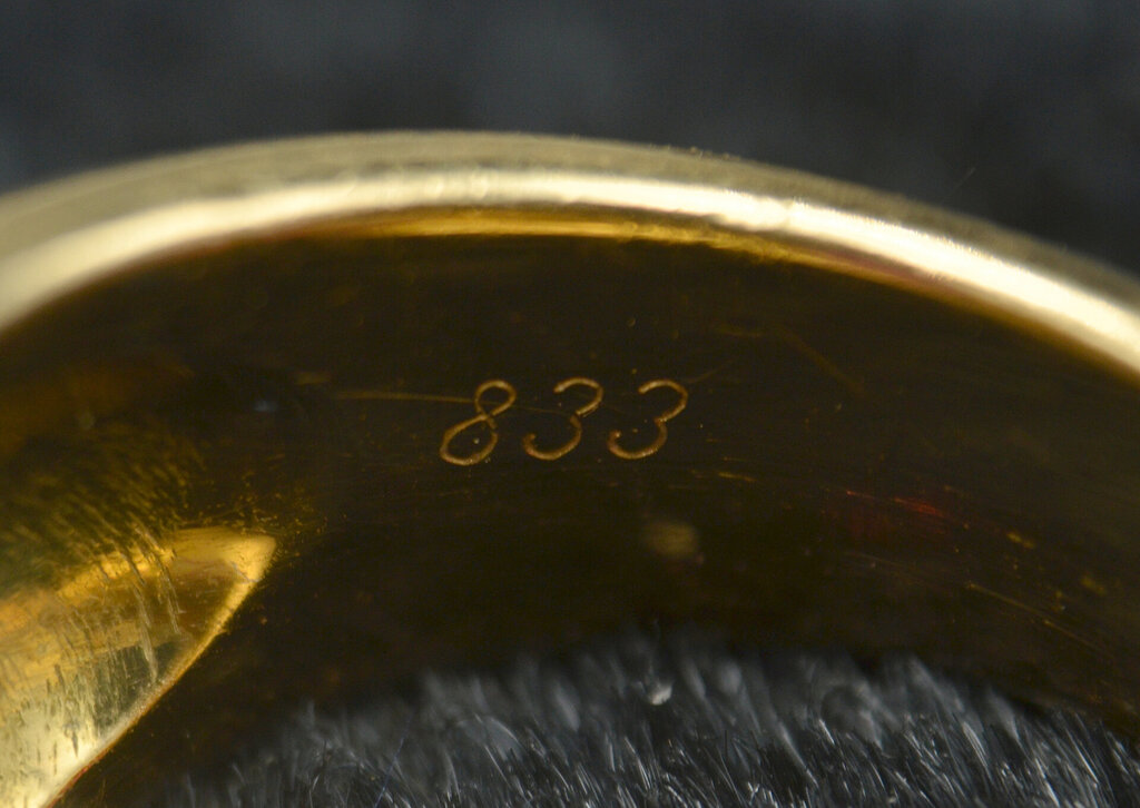 Кольцо из желтого золота с бриллиантами и рубином