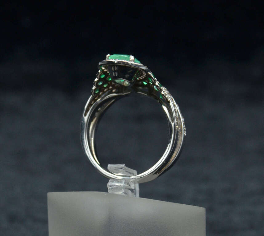 Zelta gredzens ar smaragdiem un safīriem