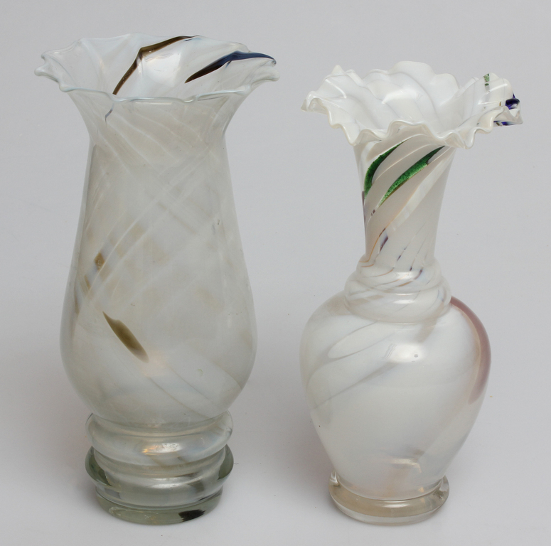 Две стеклянные вазы