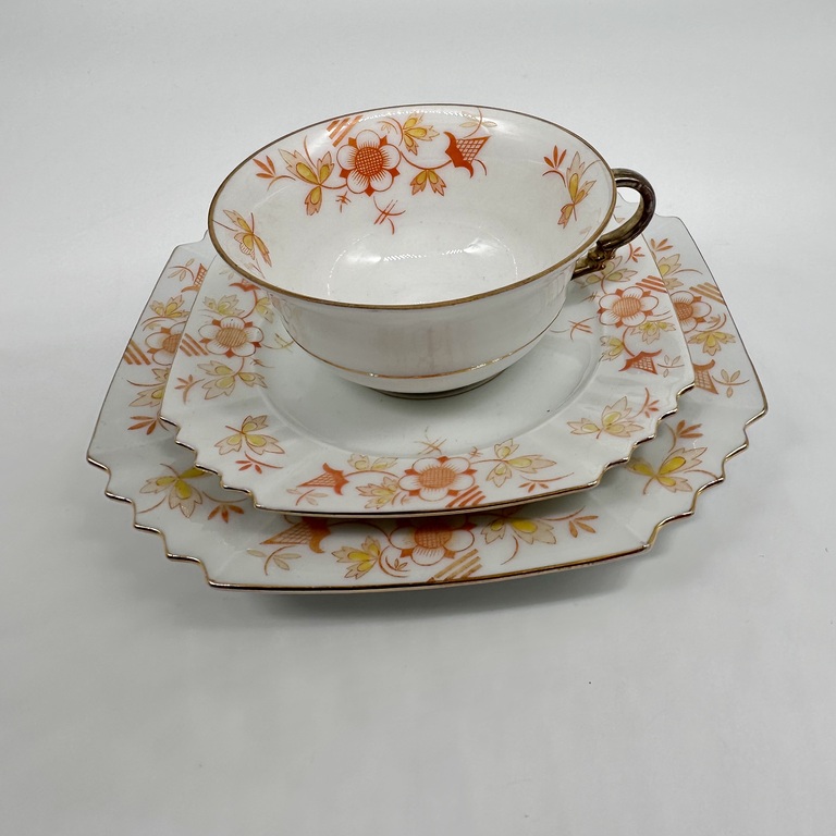 Tējas pāris un kūkas šķīvis. Art Deco 60 gadi. Ar rokām apgleznoti