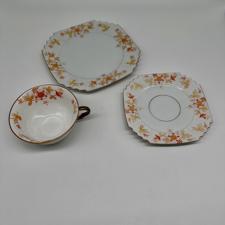 Tējas pāris un kūkas šķīvis. Art Deco 60 gadi. Ar rokām apgleznoti