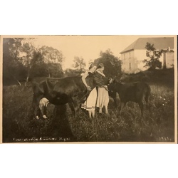 1933 Silinieka fotostudija Rīga.Latviešu meitenes ar govīm