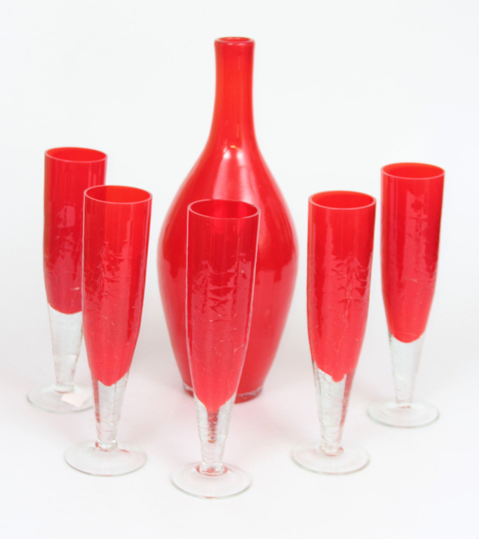 Sarkanā stikla karafe ar piecām glāzēm