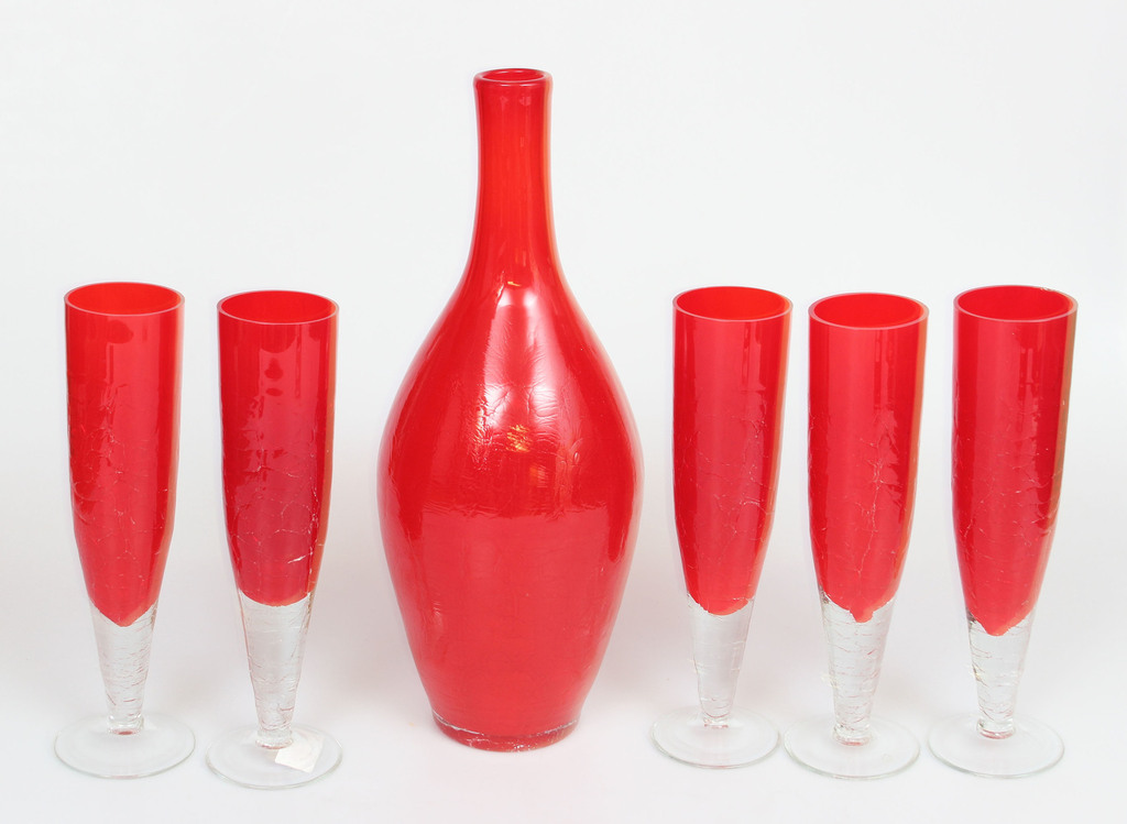 Графин из красного стекла с пятью стаканами