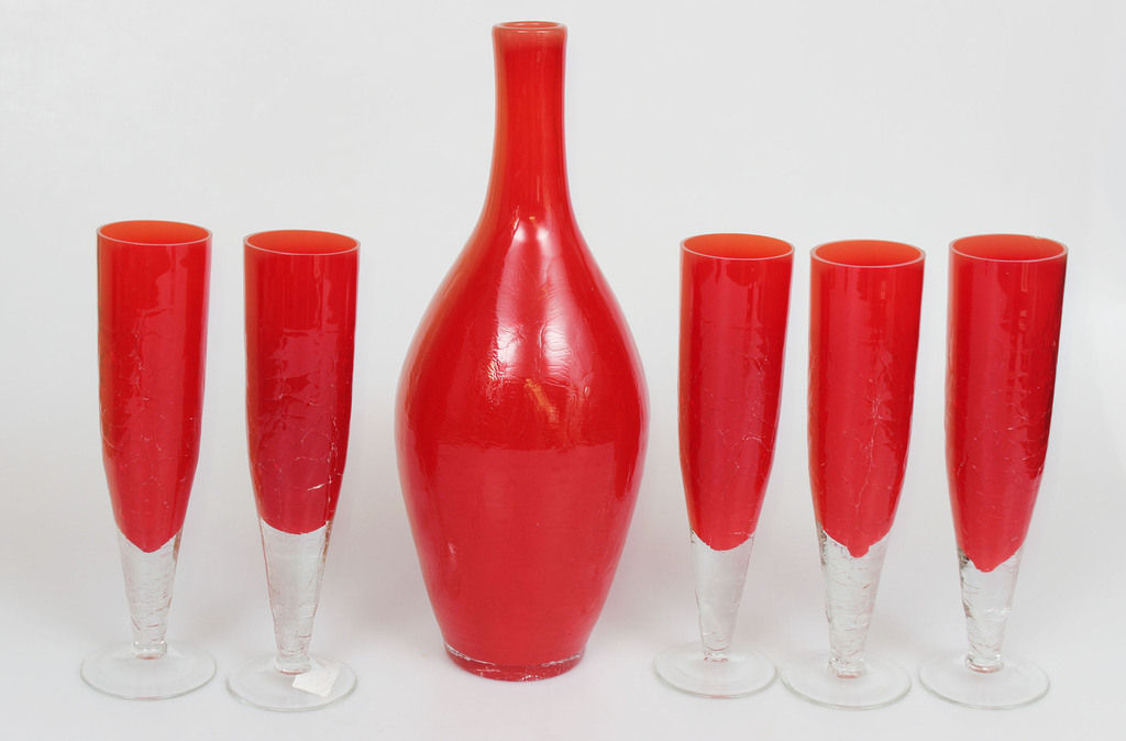 Sarkanā stikla karafe ar piecām glāzēm
