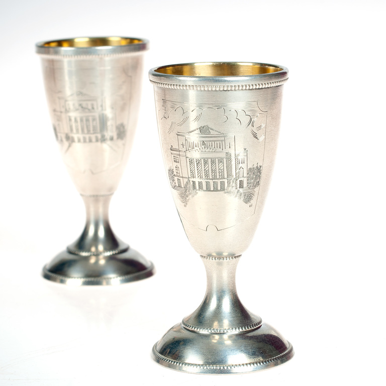 Пара серебряных стаканов с видом на Опери