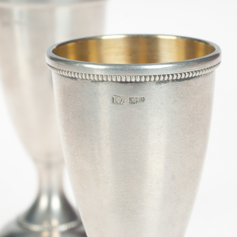 Пара серебряных стаканов с видом на Опери
