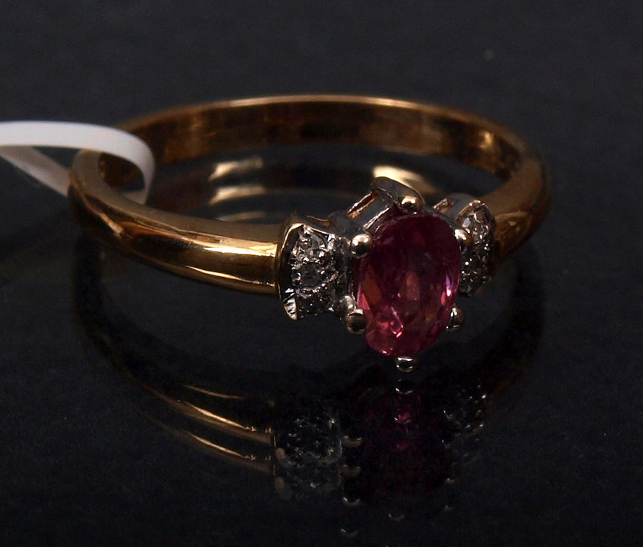Золотое кольцо с бриллиантами и рубинам