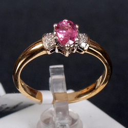 Золотое кольцо с бриллиантами и рубинам
