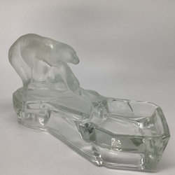 Старинная , кабинетная скульптура с лотком для мелочей.Медведь на льдине. Отлитый из хрусталя с ручной шлифовкой.