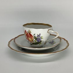 Tea pair. Hand painted. GDR. Gold outline. 1950.
