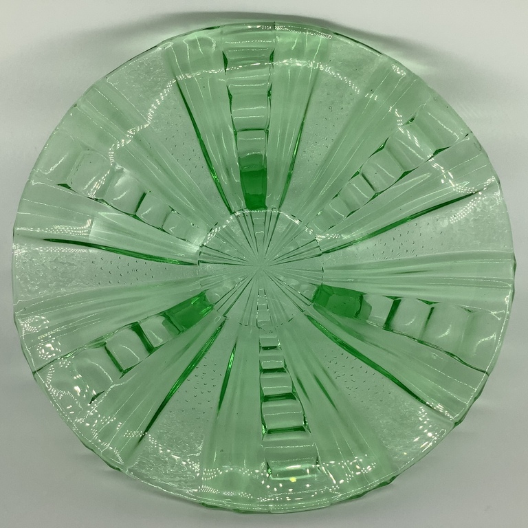 Большая ваза с фруктами. Зелёное стекло. Фотография в ультрафиолетовом свете.