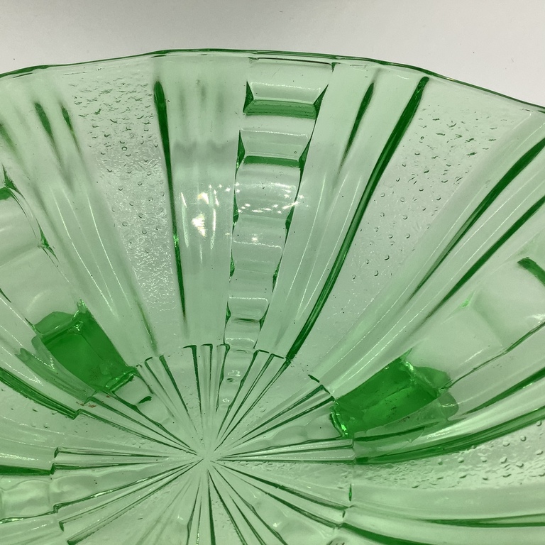 Большая ваза с фруктами. Зелёное стекло. Фотография в ультрафиолетовом свете.