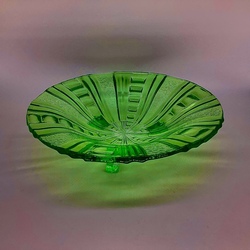 Liels augļu trauks. Zaļš stikls. Fotografēšana ultravioletajā gaismā.