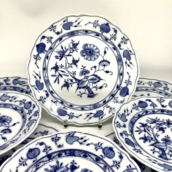 Meissen 6 plates and a dish. Very old stamp and second in dough. Classic, onion pattern. Hand painted. 18/19 century