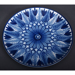 Фарфоровая тарелка с голубым орнаментом