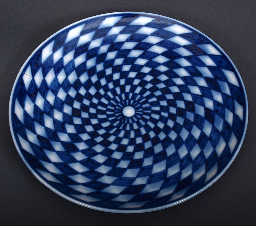 Фарфоровая тарелка с голубым орнаментом
